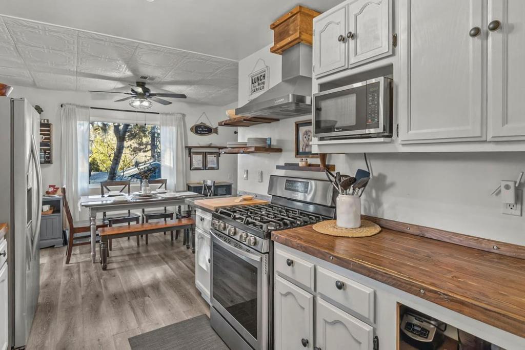 The Lake House Crestline Rom bilde